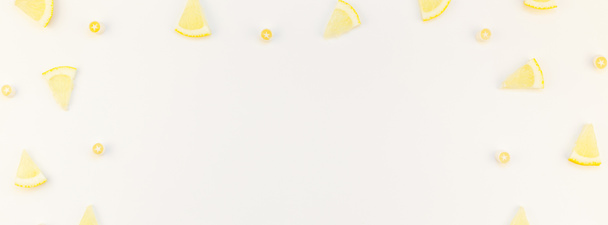 Dlouhý široký banner pohled shora, že citrusové citrónem vzor tabulky bílé pozadí s copyspace. Horké letní osvěžení limonádu koncept. Nápojové ingredience uspořádány - Fotografie, Obrázek