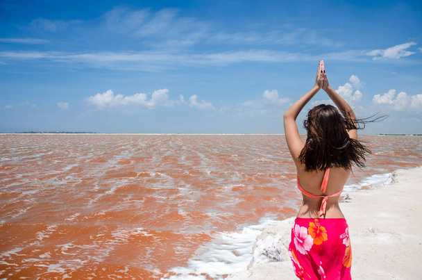 Belle jeune femme près des eaux roses de Las Coloradas
 - Photo, image