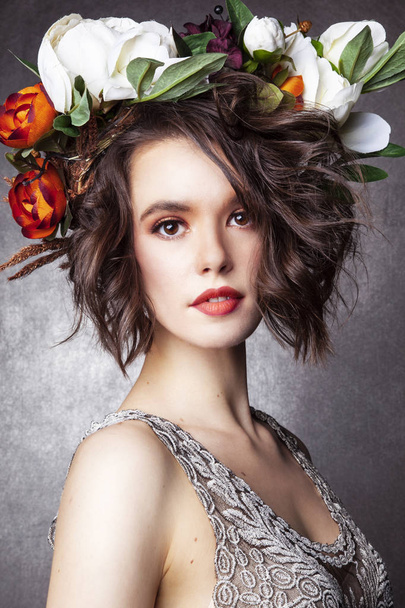 portrét dívky s korunou květina - Fotografie, Obrázek