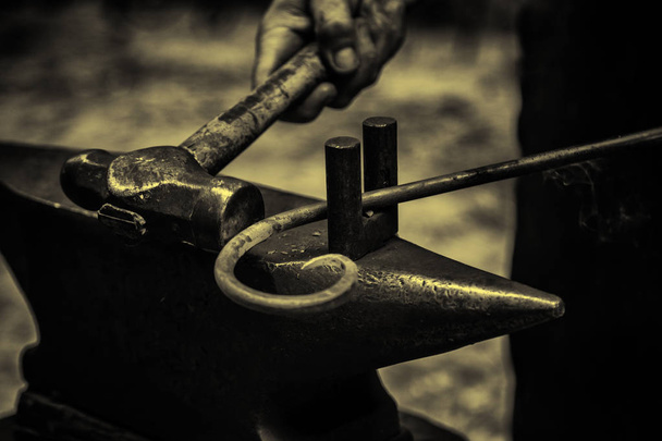 Rauta hehku vanha metalli taonta, teollisuuden yksityiskohta - Valokuva, kuva