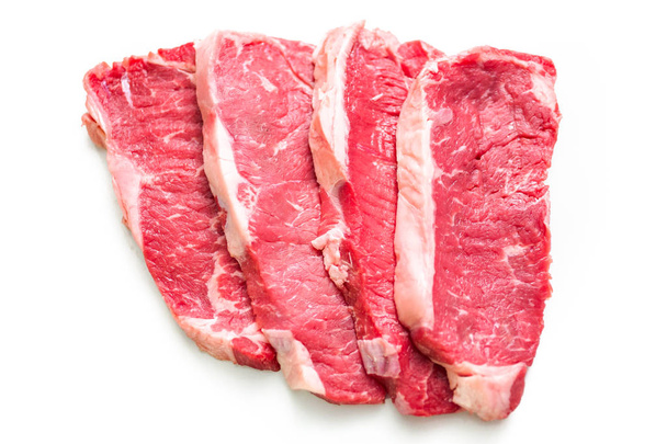 Steaks crus de la bande de New York sur fond blanc
. - Photo, image