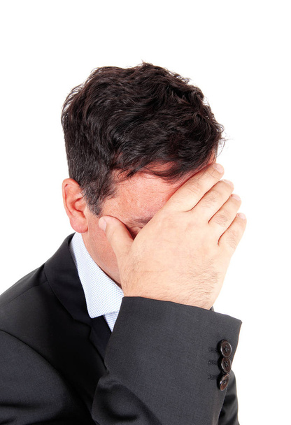 Uma imagem de perto de um homem de negócios em perfil em um terno cobrindo seu rosto
 - Foto, Imagem