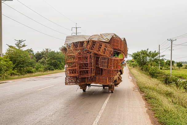 Transport de produits artisanaux locaux sur un chariot attaché à une moto dans une zone rurale près de Siem Reap, Cam, Bodia
. - Photo, image