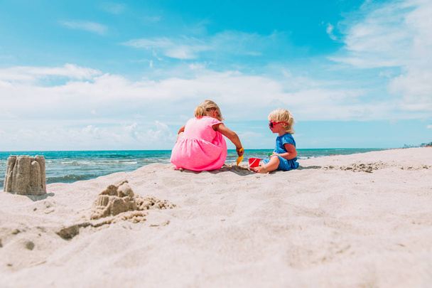 bambini giocano con la sabbia sulla spiaggia estiva
 - Foto, immagini