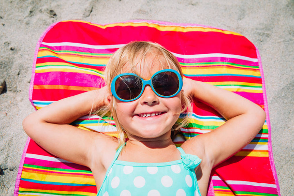 happy little girl smile face on beach - Valokuva, kuva