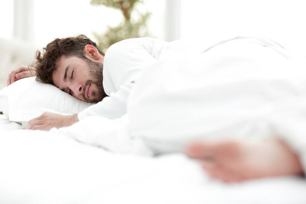 die müden Männer schlafen ruhig auf dem Bett - Foto, Bild