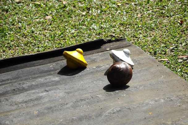 Gasing o top di filatura. I giochi tradizionali popolari tra malese malese. Soprattutto tra gli abitanti del villaggio nello Stato di Kelantan e Melaka
.   - Foto, immagini