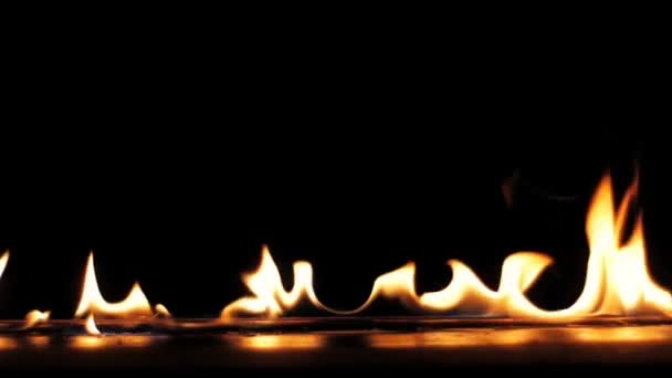 Fire Flames Igniting And Burning - Slow Motion (em inglês). Uma linha de chamas reais se incendeia sobre um fundo preto. Ficará ótimo em qualquer projeto de fogo ou churrasqueira. Fogo verdadeiro
.  - Filmagem, Vídeo