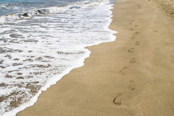 Voet op zand op het strand achtergrond afdrukken - Foto, afbeelding