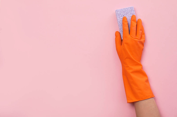 Woman holding sponge on color background. Cleaning service - Foto, Bild