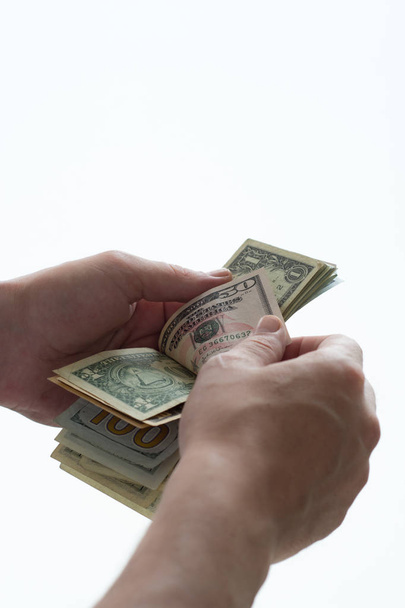 ο άνθρωπος μετράει χρήματα με λευκό Ταμείο - Φωτογραφία, εικόνα