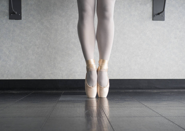 Bale dansçısı En pointe onun dans ayakkabıları - Fotoğraf, Görsel