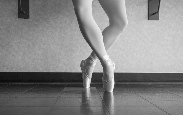 黒と白のバージョンの規定第 4 位置でポワント専用バレエ スタジオでバレリーナ ダンサー - 写真・画像
