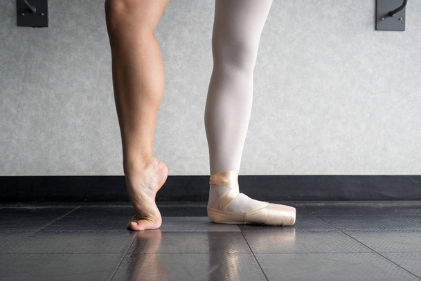 Derrière les chaussures pointes du danseur de ballet
 - Photo, image