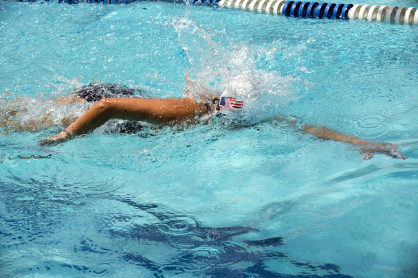 Юная пловчиха на плаванье
 - Фото, изображение