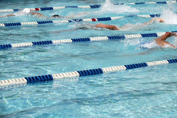 Adolescente macho ferve em um encontro de natação
 - Foto, Imagem