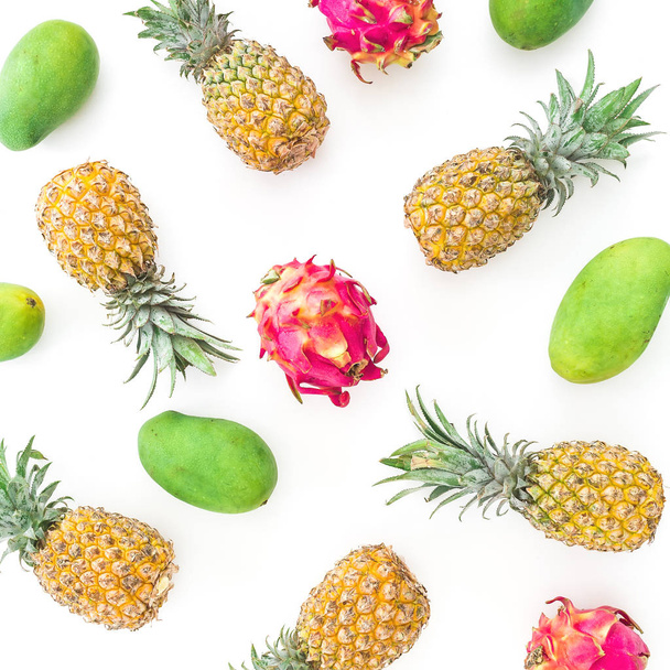 Padrão de abacaxi, manga e frutas de dragão no fundo branco. Deitado plano, vista superior. Fundo alimentar
. - Foto, Imagem