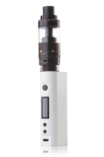 Изолированные современные металлические электронные сигареты на белом фоне. с траекторией обрезки
 - Фото, изображение