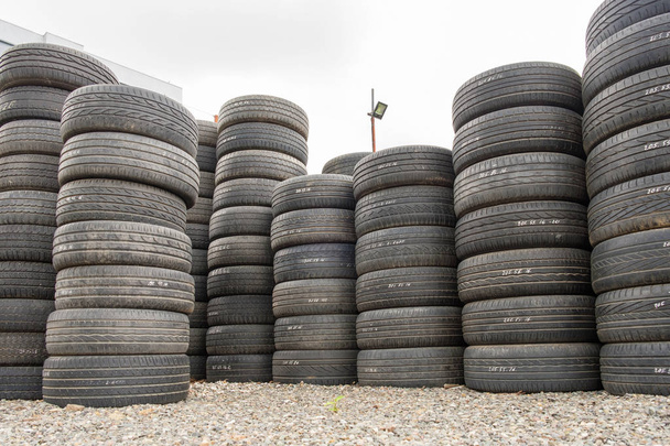 pile de vieux pneus de voiture sur le sol
 - Photo, image