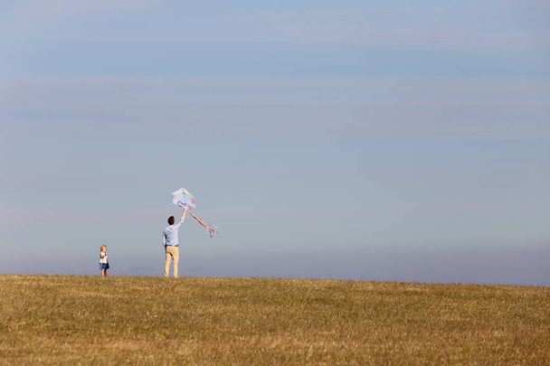 Kaseberga, Швеція - 26 червня 2018: Дорослий чоловік, допомагаючи дитя flying комплект. - Фото, зображення