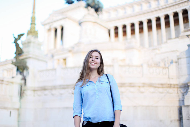 Jonge vrouwelijke toerist die zich in de buurt van Altare della Patria in Rome, Italië. - Foto, afbeelding