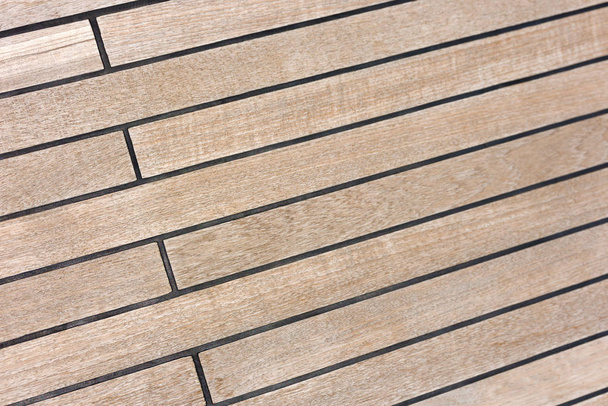El suelo del primer plano del yate. Tableros de madera con costuras negras
 - Foto, imagen