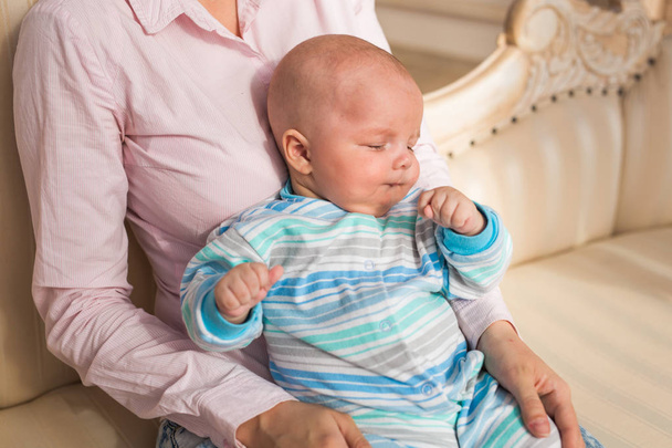 imádnivaló baba fiú beltéri világos portréja - Fotó, kép