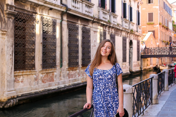 Joven turista sentada en la barandilla en Venecia, Italia
. - Foto, Imagen