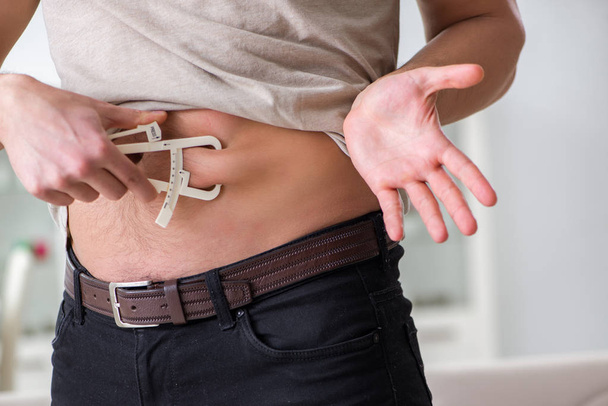 Homme mesurant la graisse corporelle avec étriers - Photo, image