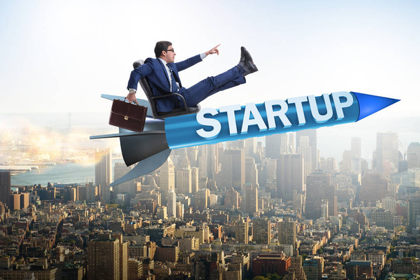 Επιχειρηματίας σε start-up έννοια που φέρουν με πύραυλο - Φωτογραφία, εικόνα