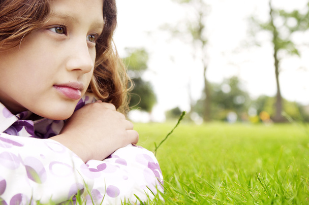 chica joven acostada en la hierba verde en el parque
 - Foto, Imagen