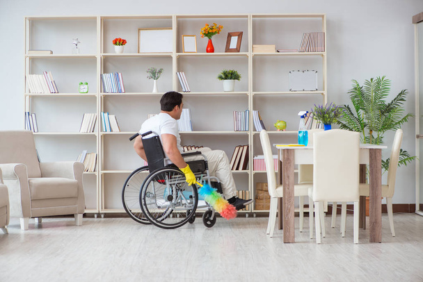 Sprzątaczka niepełnosprawna wykonująca prace domowe - Zdjęcie, obraz