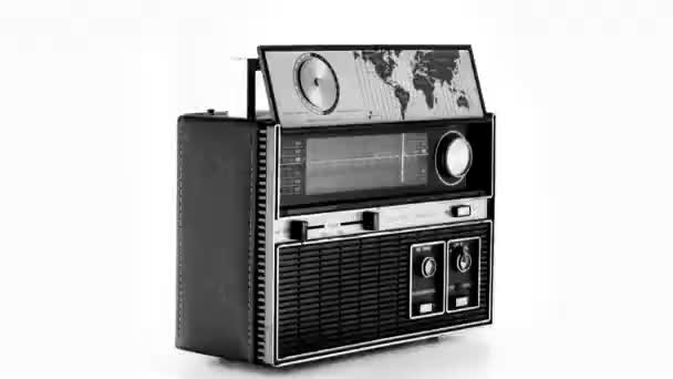 Vintage hifi radio Boombox wiruje wokół - Materiał filmowy, wideo