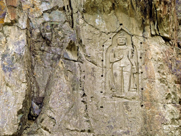 Η λάξευση του Βούδα πραγματοποιήθηκε στον έβδομο αιώνα σε ένα μοναστήρι. Αυτό ήταν τότε το 1938-39. - Φωτογραφία, εικόνα