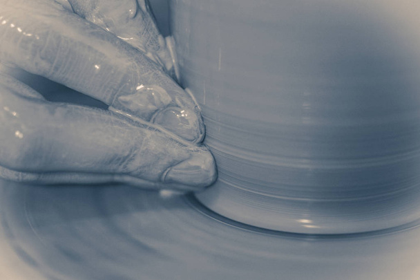 Foto in vecchio stile vintage. Creazione di prodotti ceramici di argilla bianca primo piano
. - Foto, immagini