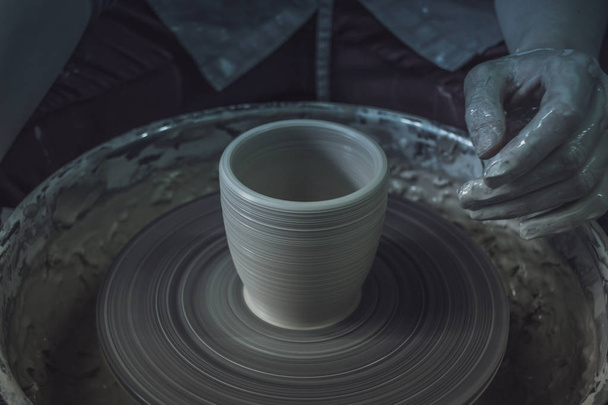 Vytvoření keramických výrobků z bílé hlíny close-up. - Fotografie, Obrázek