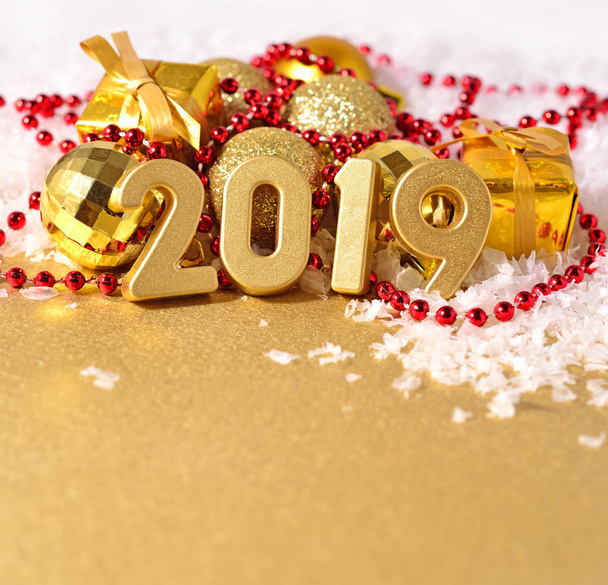 2019 yılı altın altın ve kırmızı Noel süsleri arka plan üzerinde rakamlar - Fotoğraf, Görsel