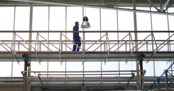 Sziluettjét mérnök közelében ablak - Felvétel, videó
