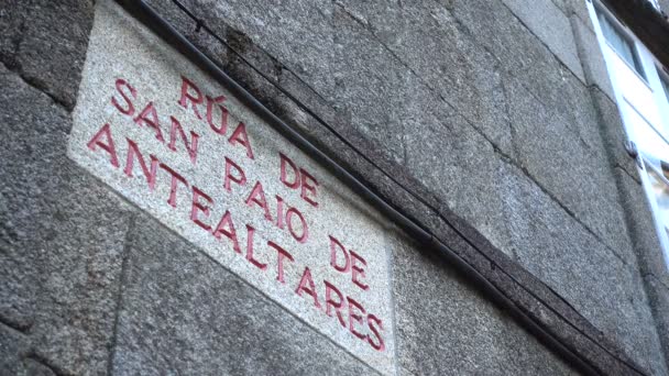 Straatnaambord in Santiago de Compostela, Spanje, hoogtepunt van de pelgrimsroute van Santiago de Compostela - Video