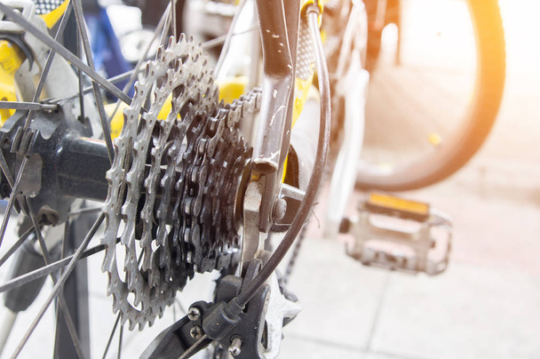 Nahaufnahme Rennrad Ausrüstung und Rad in der Morgensonne - Foto, Bild