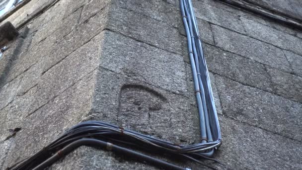 Signo de concha de vieira, símbolo de la peregrinación del Camino de Santiago, en una pared en Santiago de Compostela, España
 - Imágenes, Vídeo