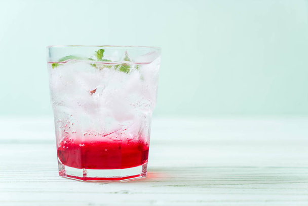 iced strawberry soda on wood table - Foto, afbeelding