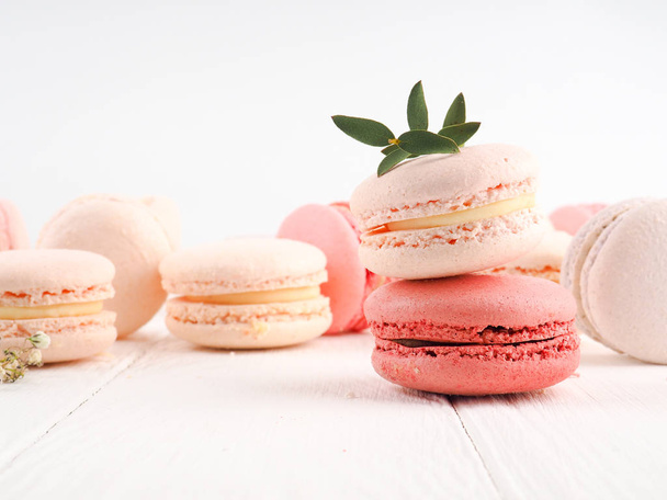bunte Makronen, farbenfrohes französisches Dessert, traditionelle französische farbenfrohe Makronen in einer Reihe in einer Schachtel - Foto, Bild