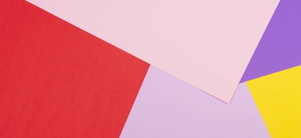 Farbpapiere Geometrie flache Zusammensetzung Hintergrund mit violetten, lila, rosa, roten, gelben Tönen. - Foto, Bild