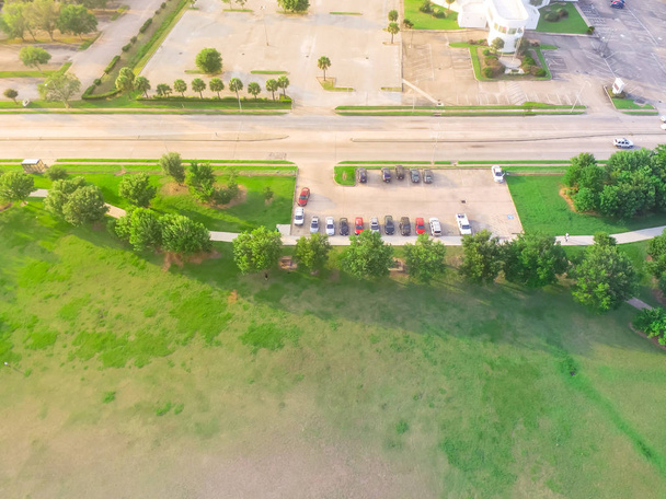 Parque aéreo verde urbano perto de estacionamentos de entrada na área suburbana de Houston. Árvores e viaduto gramado bem preparado
 - Foto, Imagem