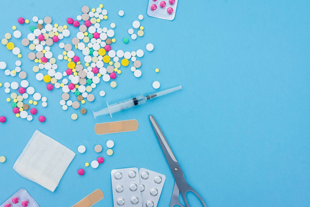 Асортимент фармацевтичних препаратів таблетки, таблетки і капсули на синьому фоні
 - Фото, зображення