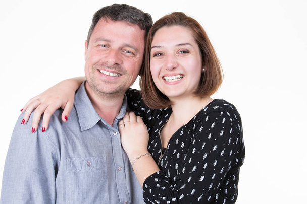 portrét páru, usmívající se a šťastný v bílém pozadí - Fotografie, Obrázek