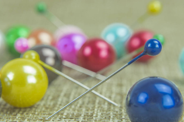 pinnen en gekleurde ballen - Foto, afbeelding