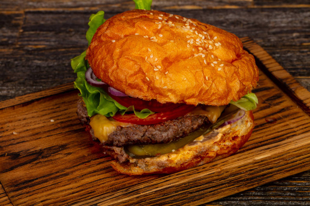 牛肉、チーズ、レッドオニオンの新鮮な熱いハンバーガー - 写真・画像