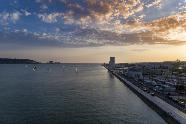 Vista aérea do bairro de Belém, na cidade de Lisboa, com barcos à vela no rio Tejo; Conceito para viajar em Portugal e visitar Lisboa
 - Foto, Imagem